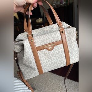LIKE NEW condition Michael Kors handbag